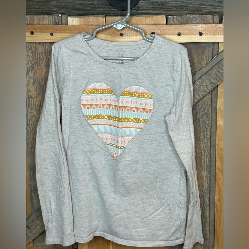 B005. Girls Fair Isle Heart Graphic Shirt • M • Long Sleeve